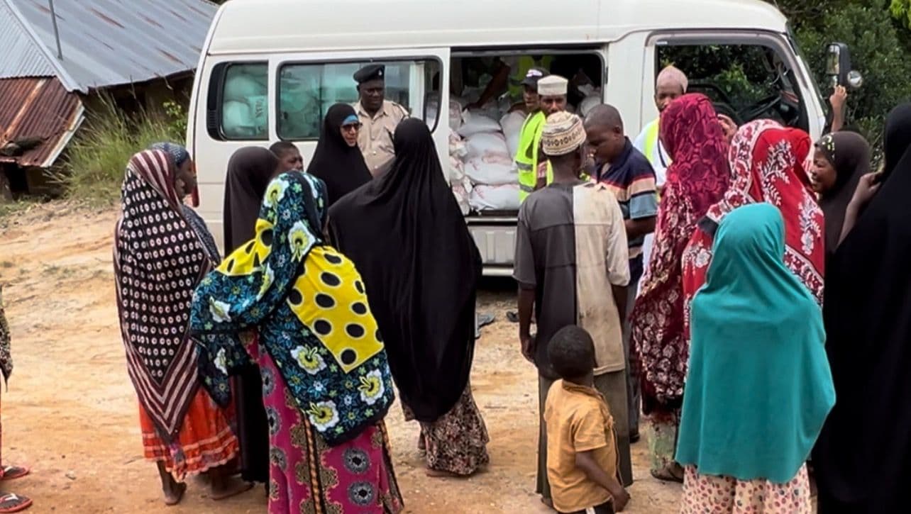 pemba-island-muslim-families-gather-for-food